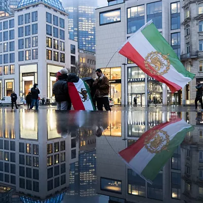 Frankfurt (Germany), 12/01/2026.- Demonstrators take part in a protest against the Iranian government in Frankfurt, Germany, 12 January 2026. Since 28 December 2025, nationwide anti-government protests have taken place across Iran despite a heavy crackdown. (Protestas, Alemania) EFE/EPA/MATIAS BASUALDO
