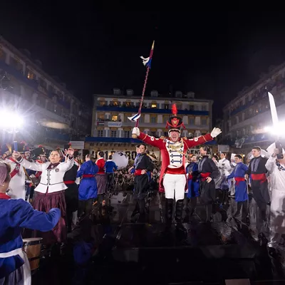 SAN SEBASTIÁN, 19/01/2026.- Izada a medianoche de la bandera de San Sebastián, que da inicio a la fiesta grande de la capital guipuzcoana en la que durante 24 horas 23.000 donostiarras de 167 tamborradas y 5.500 escolares llevarán la música a todos los rincones de la ciudad y el tenor Xabier Anduaga recibirá el Tambor de Oro 2026. EFE/Javier Etxezarreta ***POOL***
