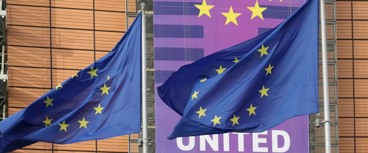 Banderas europeas en Bruselas. Unión Europea (UE), los 27. 