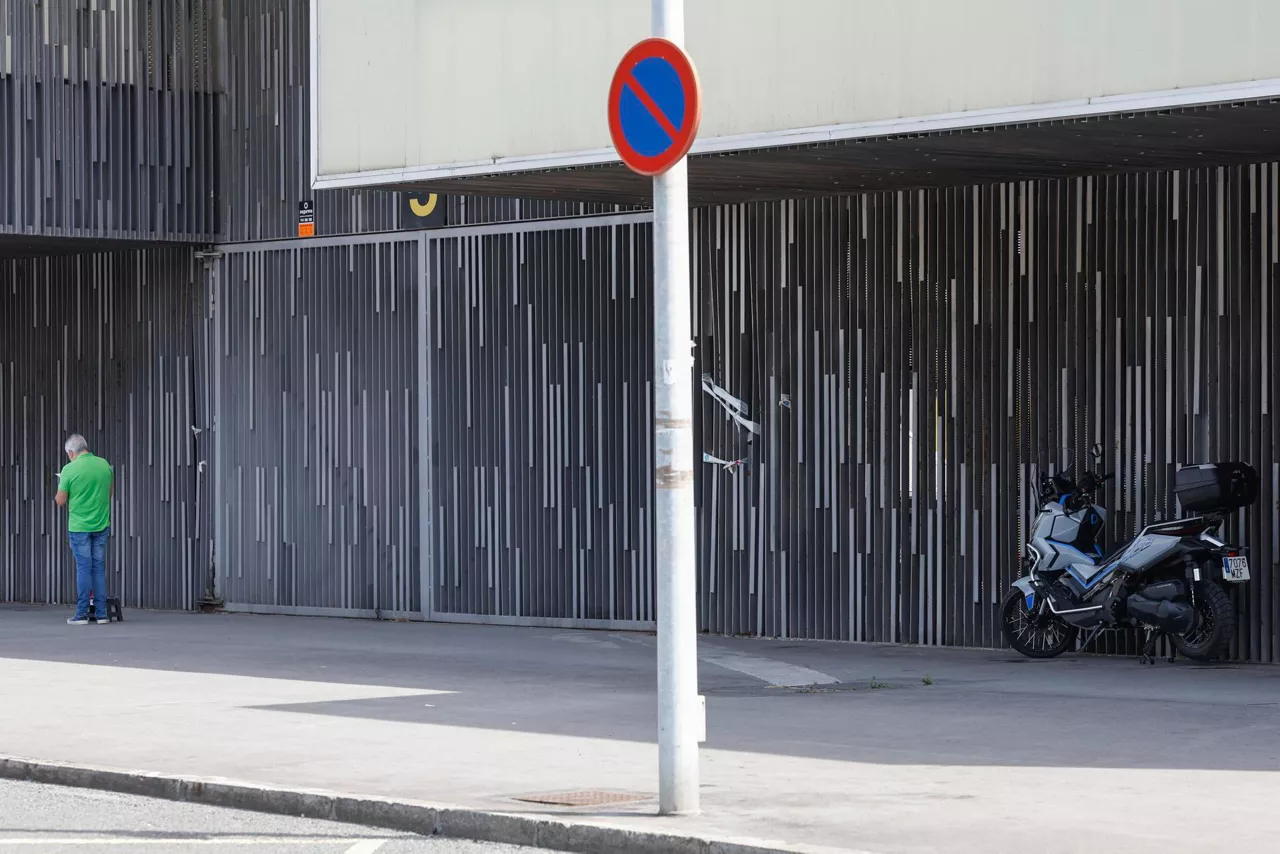 BILBAO, 04/09/2026.- El hombre de 48 años herido ayer jueves por varios disparos de escopeta en un tiroteo en Barakaldo (Bizkaia) falleció anoche en el hospital donde había sido trasladado, según ha informado el Departamento vasco de Seguridad. En la zona del suceso, junto al campo de fútbol de Lasesarre, continúa apracada la moto del fallecido. EFE/Miguel Toña
