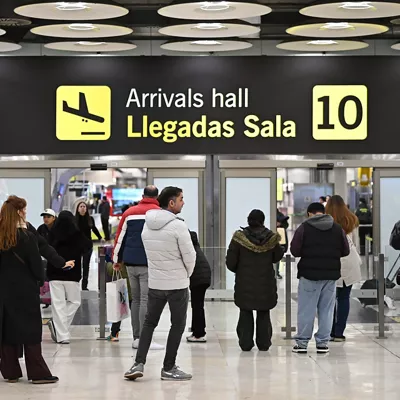 MADRID (ESPAÑA), 09/01/2026.- Vista de la terminal 10 de llegadas del Aeropuerto de Madrid Barajas este viernes donde se espera que lleguen los cinco presos españoles liberados por Venezuela. EFE/ Fernando Villar

