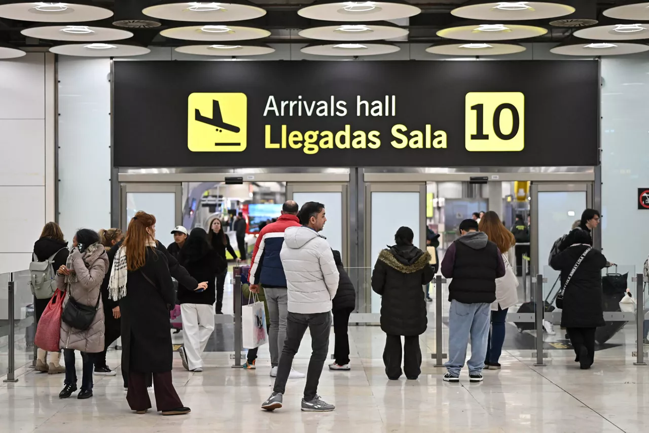 MADRID (ESPAÑA), 09/01/2026.- Vista de la terminal 10 de llegadas del Aeropuerto de Madrid Barajas este viernes donde se espera que lleguen los cinco presos españoles liberados por Venezuela. EFE/ Fernando Villar
