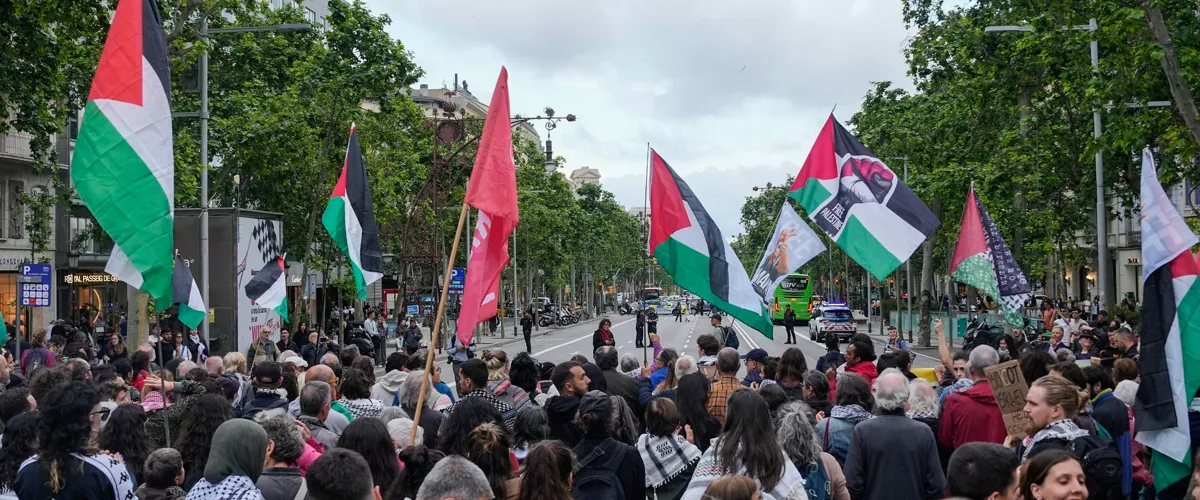 BARCELONA, 18/05/2026.- Decenas de personas participan este lunes en la manifestación pro palestina a las puertas de la sede de la Unión Europea en Barcelona, con motivo de la detención de la flotilla. El ministro español de Asuntos Exteriores, José Manuel Albares, confirmó que entre diez y veinte españoles que viajaba a bordo de la flotilla con destino a Gaza, interceptada este lunes por Israel en aguas cerca de Chipre, habrían sido retenidos por las autoridades israelíes. EFE/Alejandro García
