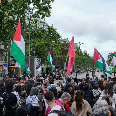 BARCELONA, 18/05/2026.- Decenas de personas participan este lunes en la manifestación pro palestina a las puertas de la sede de la Unión Europea en Barcelona, con motivo de la detención de la flotilla. El ministro español de Asuntos Exteriores, José Manuel Albares, confirmó que entre diez y veinte españoles que viajaba a bordo de la flotilla con destino a Gaza, interceptada este lunes por Israel en aguas cerca de Chipre, habrían sido retenidos por las autoridades israelíes. EFE/Alejandro García

