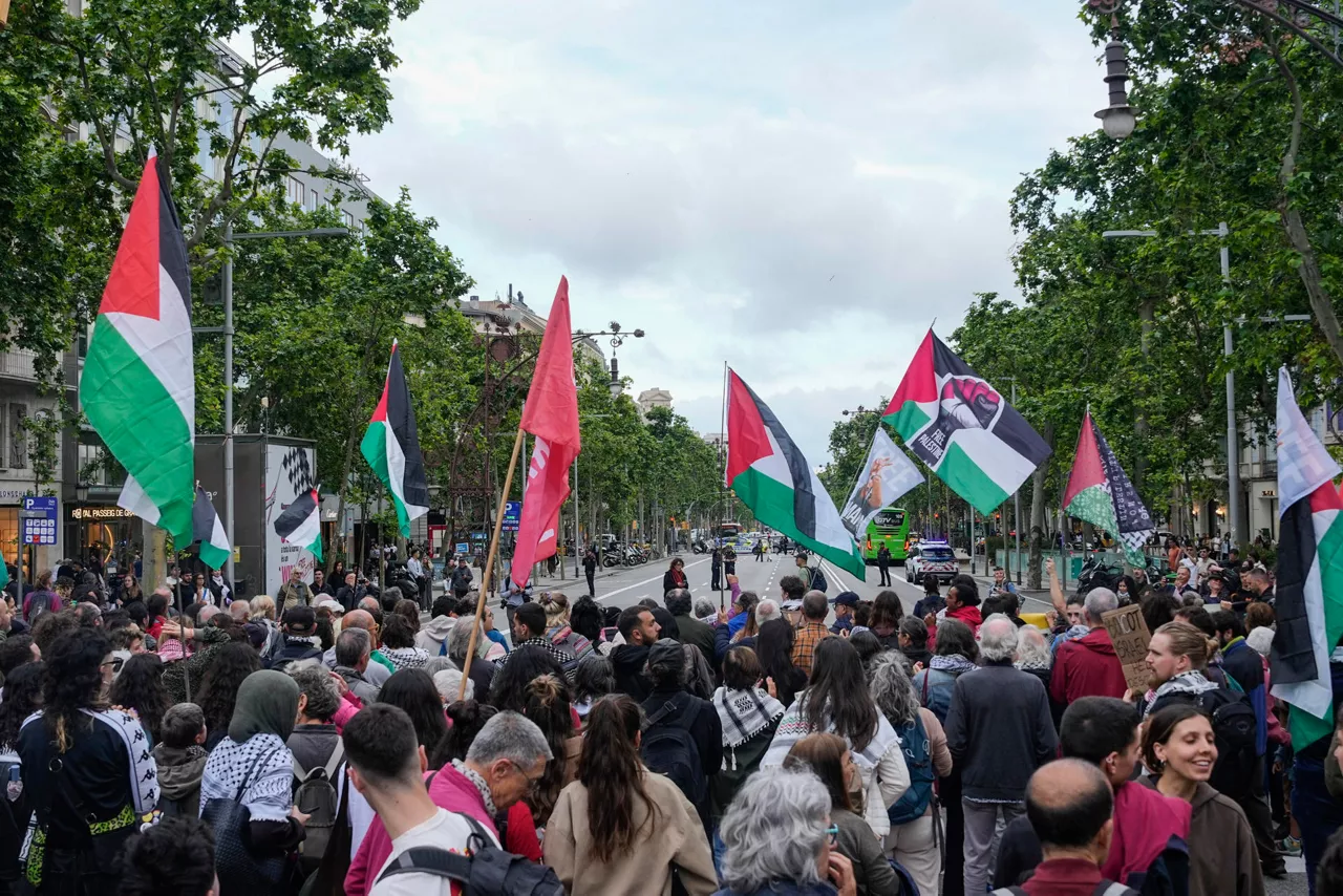 BARCELONA, 18/05/2026.- Decenas de personas participan este lunes en la manifestación pro palestina a las puertas de la sede de la Unión Europea en Barcelona, con motivo de la detención de la flotilla. El ministro español de Asuntos Exteriores, José Manuel Albares, confirmó que entre diez y veinte españoles que viajaba a bordo de la flotilla con destino a Gaza, interceptada este lunes por Israel en aguas cerca de Chipre, habrían sido retenidos por las autoridades israelíes. EFE/Alejandro García
