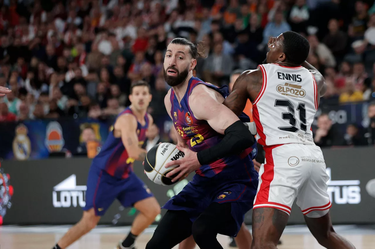 VALENCIA, 20/02/2026.- El jugador georgiano del FC Barcelona Baskonia, Tornike Shengelia (i), con el balón ante el escolta canadiense de UCAM Murcia, Dylan Ennis, durante el partido de cuartos de final de la Copa del Rey de baloncesto que disputan este viernes en el Roig Arena, en Valencia. EFE/Manuel Bruque
