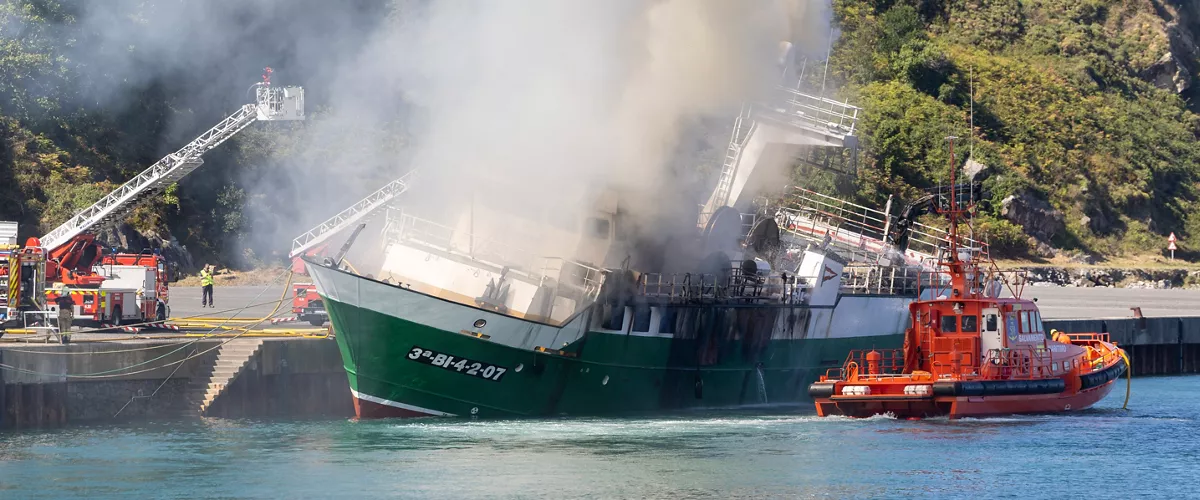 ORIO (GIPUZKOA), 24/09/2026.- Dos personas han resultado intoxicadas y han sido trasladadas al Hospital Donostia tras incendiarse este jueves un barco pesquero atracado en un muelle de Orio (Gipuzkoa), ha informado el Departamento vasco de Seguridad. El incendio se ha producido sobre las 11.45 horas por causas que se desconocen y ha provocado una intensa humareda en la zona. EFE/Javier Etxezarreta
