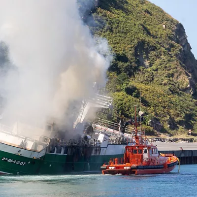 ORIO (GIPUZKOA), 24/09/2026.- Dos personas han resultado intoxicadas y han sido trasladadas al Hospital Donostia tras incendiarse este jueves un barco pesquero atracado en un muelle de Orio (Gipuzkoa), ha informado el Departamento vasco de Seguridad. El incendio se ha producido sobre las 11.45 horas por causas que se desconocen y ha provocado una intensa humareda en la zona. EFE/Javier Etxezarreta
