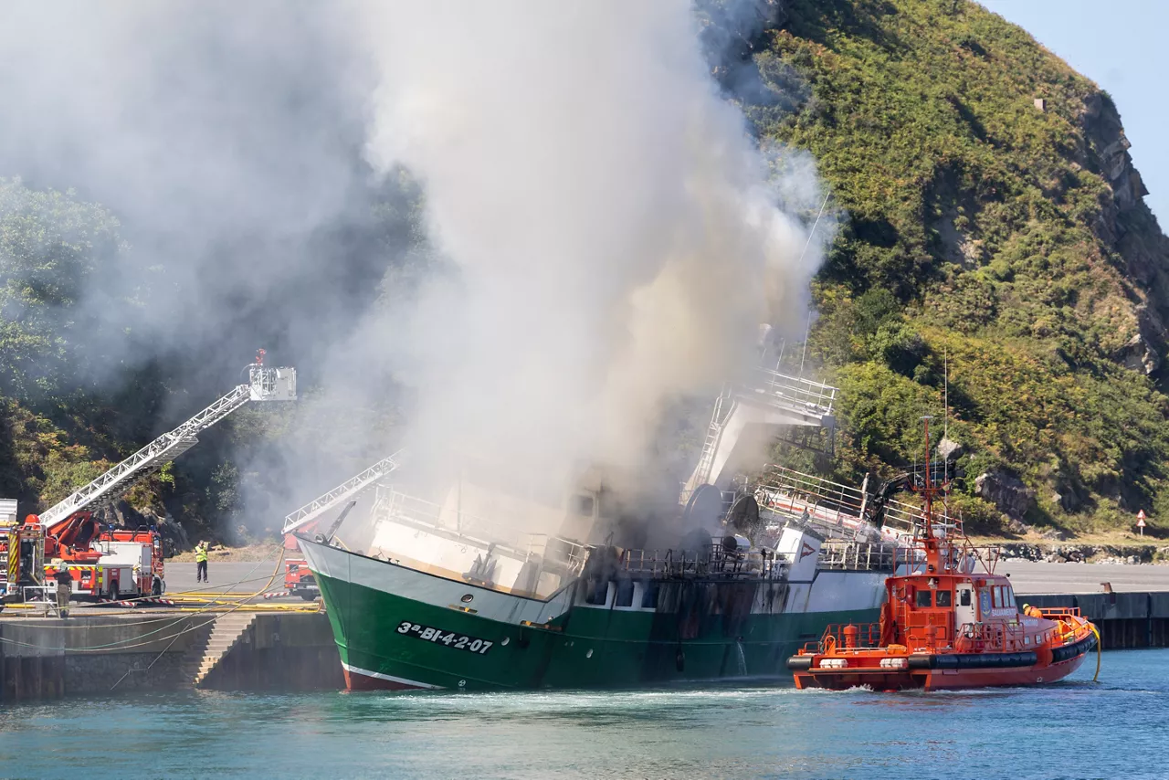 ORIO (GIPUZKOA), 24/09/2026.- Dos personas han resultado intoxicadas y han sido trasladadas al Hospital Donostia tras incendiarse este jueves un barco pesquero atracado en un muelle de Orio (Gipuzkoa), ha informado el Departamento vasco de Seguridad. El incendio se ha producido sobre las 11.45 horas por causas que se desconocen y ha provocado una intensa humareda en la zona. EFE/Javier Etxezarreta
