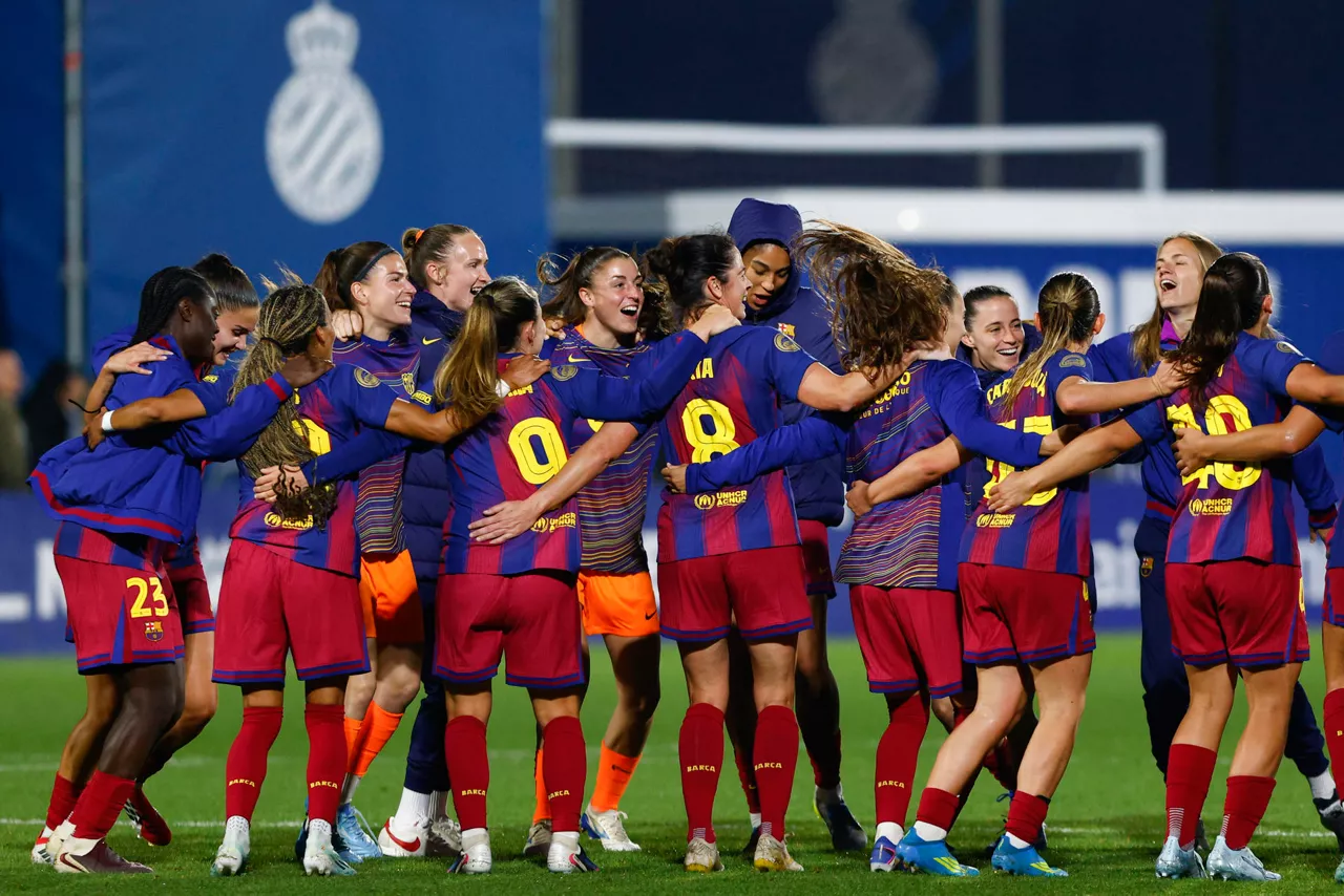 BARCELONA, 22/04/2026.- Las jugadoras del primer equipo del Fc Barcelona celebran la consecución del título de la Liga F tras ganar el partido de la jornada 26 entre el RCD Espanyol y el Fc Barcelona disputado este miércoles, en la Ciudad Deportiva Dani Jarque. EFE/ Quique García
