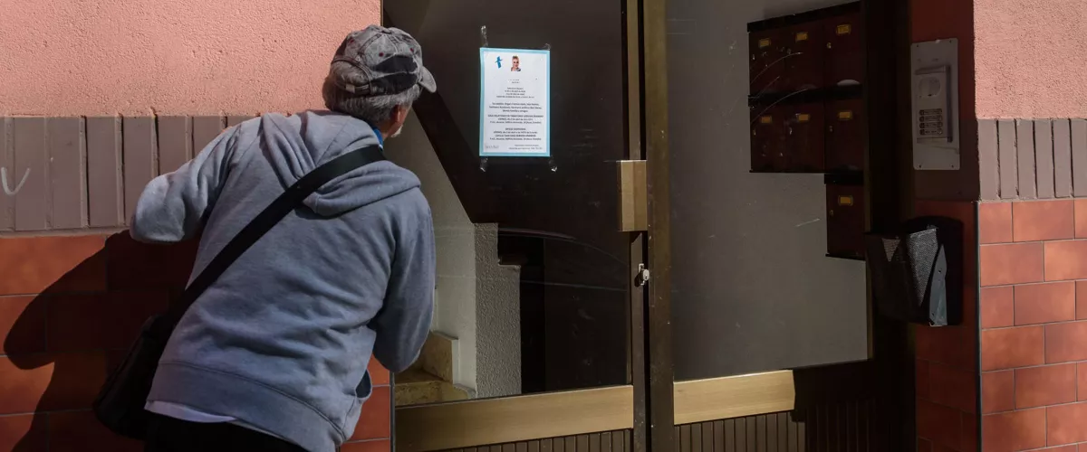 BASAURI (BIZKAIA), 04/04/2026.- Un curioso lee este sábado la esquela colocada  el portal nº 8 de la calle Bidasoa Ibaia de Basauri (Bizkaia) donde residía la mujer fallecida en un presunto caso de violencia machista cometido en la localidad el pasado 1 de abril. EFE/Javier Zorrilla
