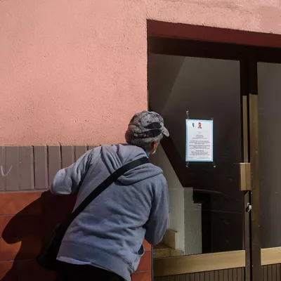 BASAURI (BIZKAIA), 04/04/2026.- Un curioso lee este sábado la esquela colocada  el portal nº 8 de la calle Bidasoa Ibaia de Basauri (Bizkaia) donde residía la mujer fallecida en un presunto caso de violencia machista cometido en la localidad el pasado 1 de abril. EFE/Javier Zorrilla
