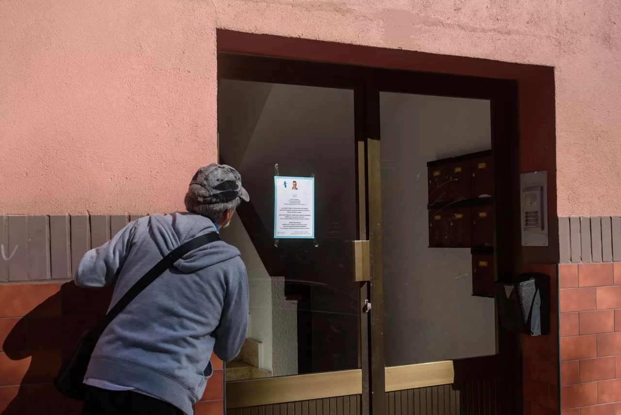 BASAURI (BIZKAIA), 04/04/2026.- Un curioso lee este sábado la esquela colocada  el portal nº 8 de la calle Bidasoa Ibaia de Basauri (Bizkaia) donde residía la mujer fallecida en un presunto caso de violencia machista cometido en la localidad el pasado 1 de abril. EFE/Javier Zorrilla
