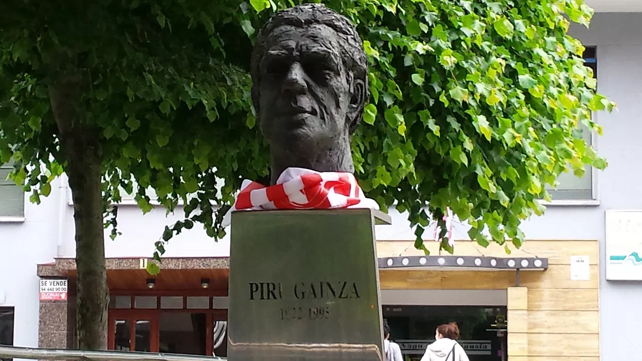El busto de Piru Gainza, en Basauri