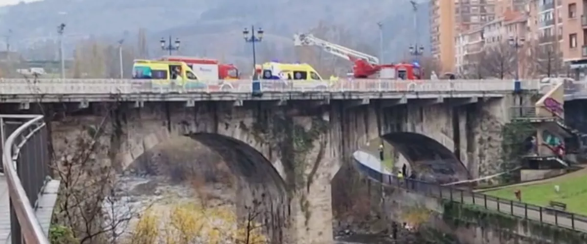 Rescatan a una persona tras caer al río desde un puente en Basauri