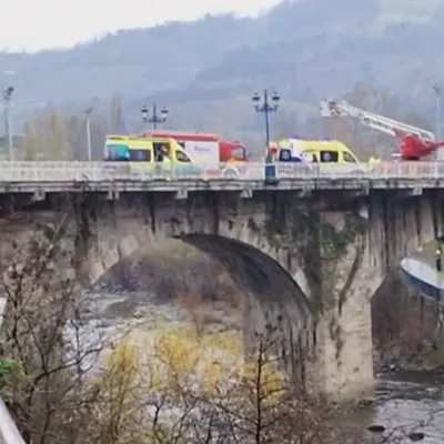 Rescatan a una persona tras caer al río desde un puente en Basauri