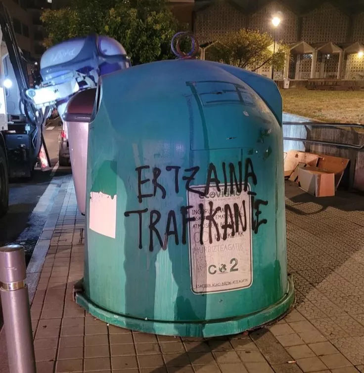 Ertzain baten aurkako pintaketa Basaurin