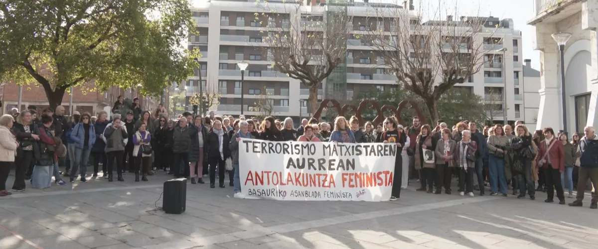 Elkarretaratzea egin dute Basaurin, talde feministek deituta
