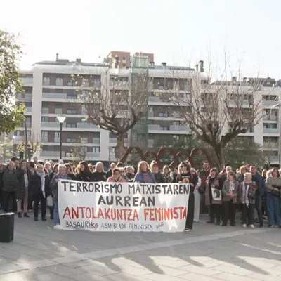 Elkarretaratzea egin dute Basaurin, talde feministek deituta
