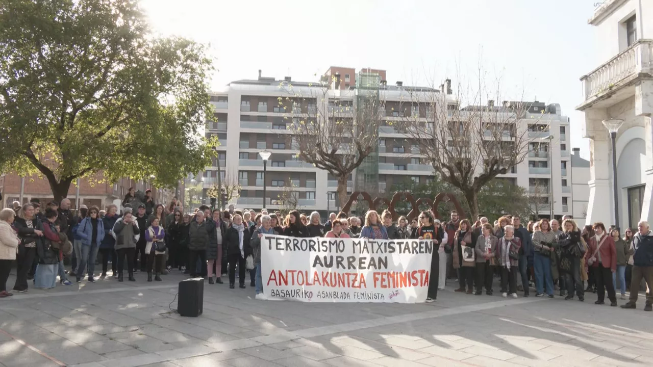Elkarretaratzea egin dute Basaurin, talde feministek deituta
