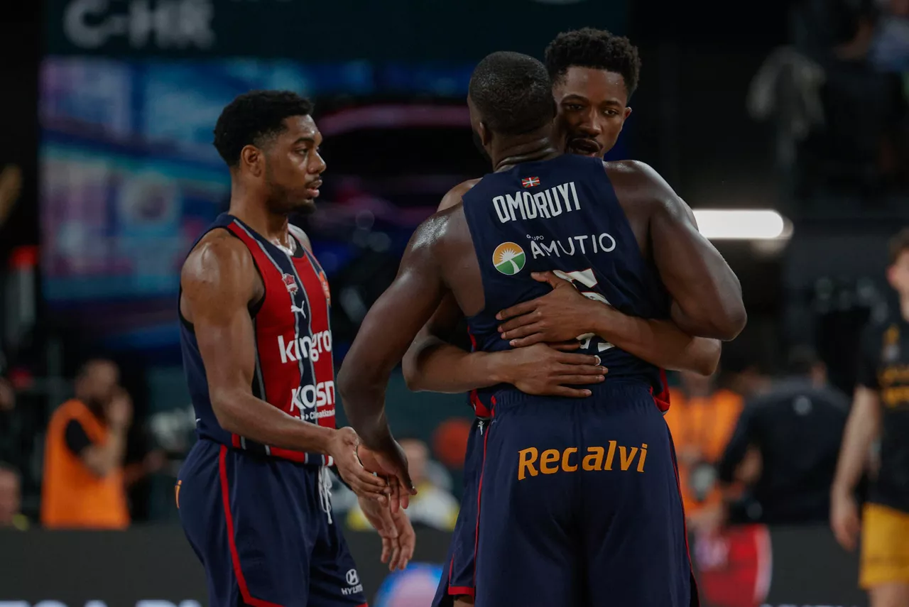 VALENCIA, 20/02/2026.- El jugador del Baskonia Eugene Omoruyi (delante) celebra una canasta con sus compañeros, durante el partido de cuartos de final de la Copa del Rey de baloncesto que disputan ante La Laguna Tenerife este viernes en el Roig Arena, en Valencia. EFE/Manuel Bruque
