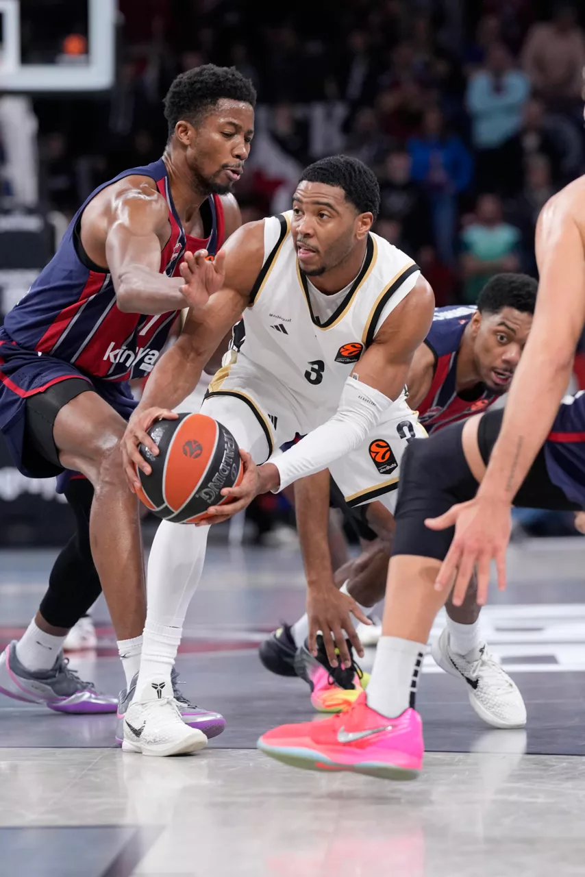 Vitoria, 09/01/2026.- El ala pivot estadounidense del Asvel, Shquille Harrison (c), con el balón ante el pivot guineano de Baskonia, Mamadi Diekite, durante el encuentro correspondiente a la fase regular de la Euroliga que disputan hoy viernes Baskonia y Asvel en el Fernando Buesa Arena de Vitoria. EFE / ADRIAN RUIZ HIERRO

