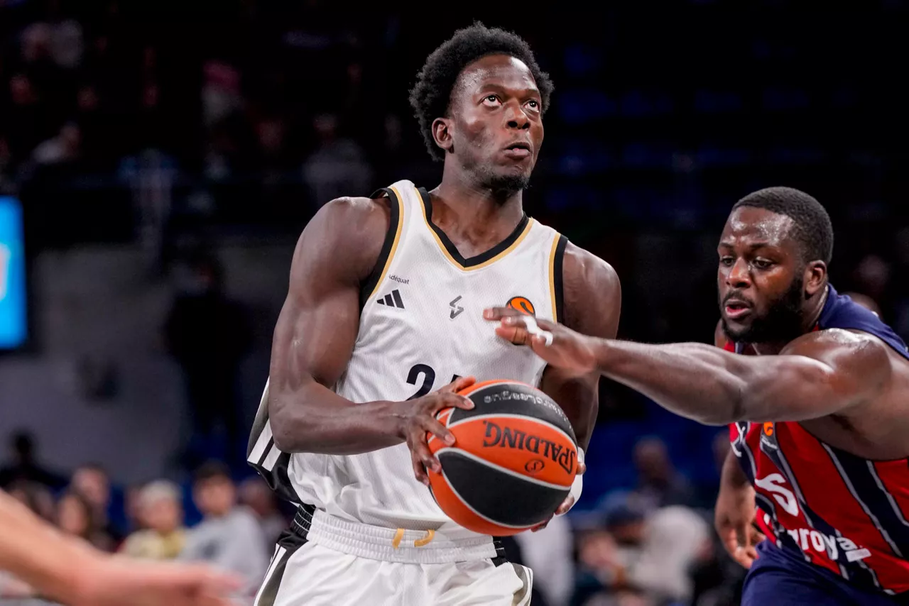 Vitoria, 09/01/2026.- El pivot senegalés del Asvel, Mbaye Ndiaye (i), con el balón ante el pivot canadiense de Baskonia, Eugene Omoruyi, durante el encuentro correspondiente a la fase regular de la Euroliga que disputan hoy viernes Baskonia y Asvel en el Fernando Buesa Arena de Vitoria. EFE / ADRIAN RUIZ HIERRO
