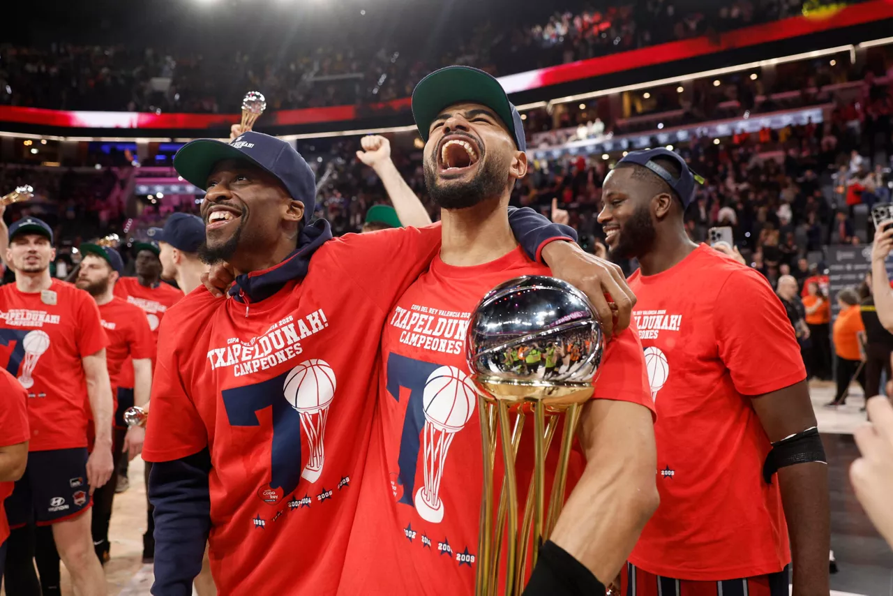 VALENCIA, 22/02/2026.- Los jugadores del Baskonia celebran su vicotria en la final de la Copa del Rey que disputan este domingo Real Madrid y Baskonia en el Roig Arena de Valencia. EFE/ Kai Försterling
