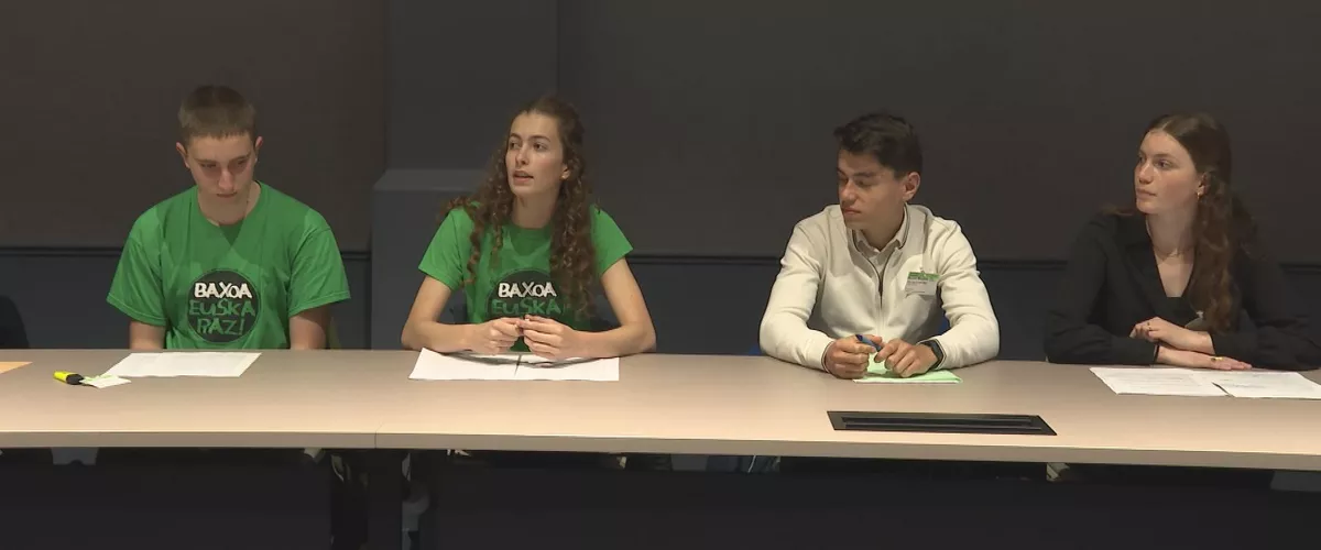 Asanblea Nazionalera eraman dute azterketak euskaraz egiteko aldarrikapena Bretainiako ikasleekin batera