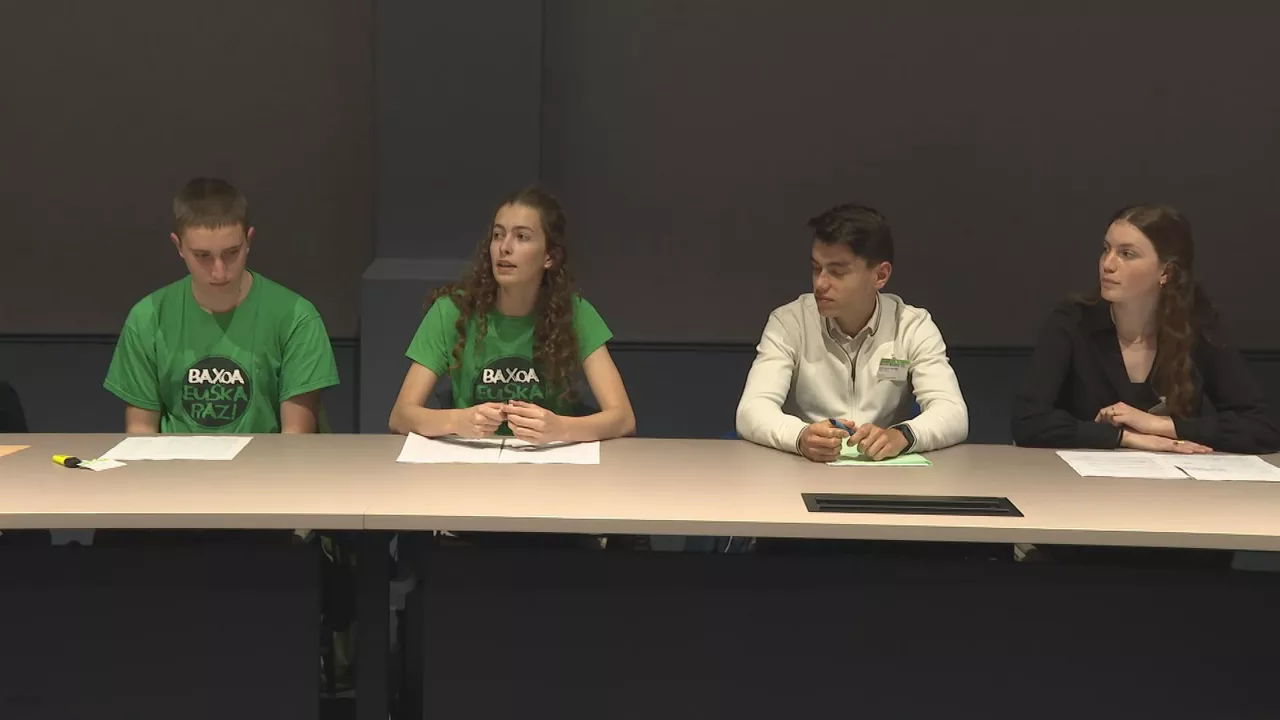 Asanblea Nazionalera eraman dute azterketak euskaraz egiteko aldarrikapena Bretainiako ikasleekin batera