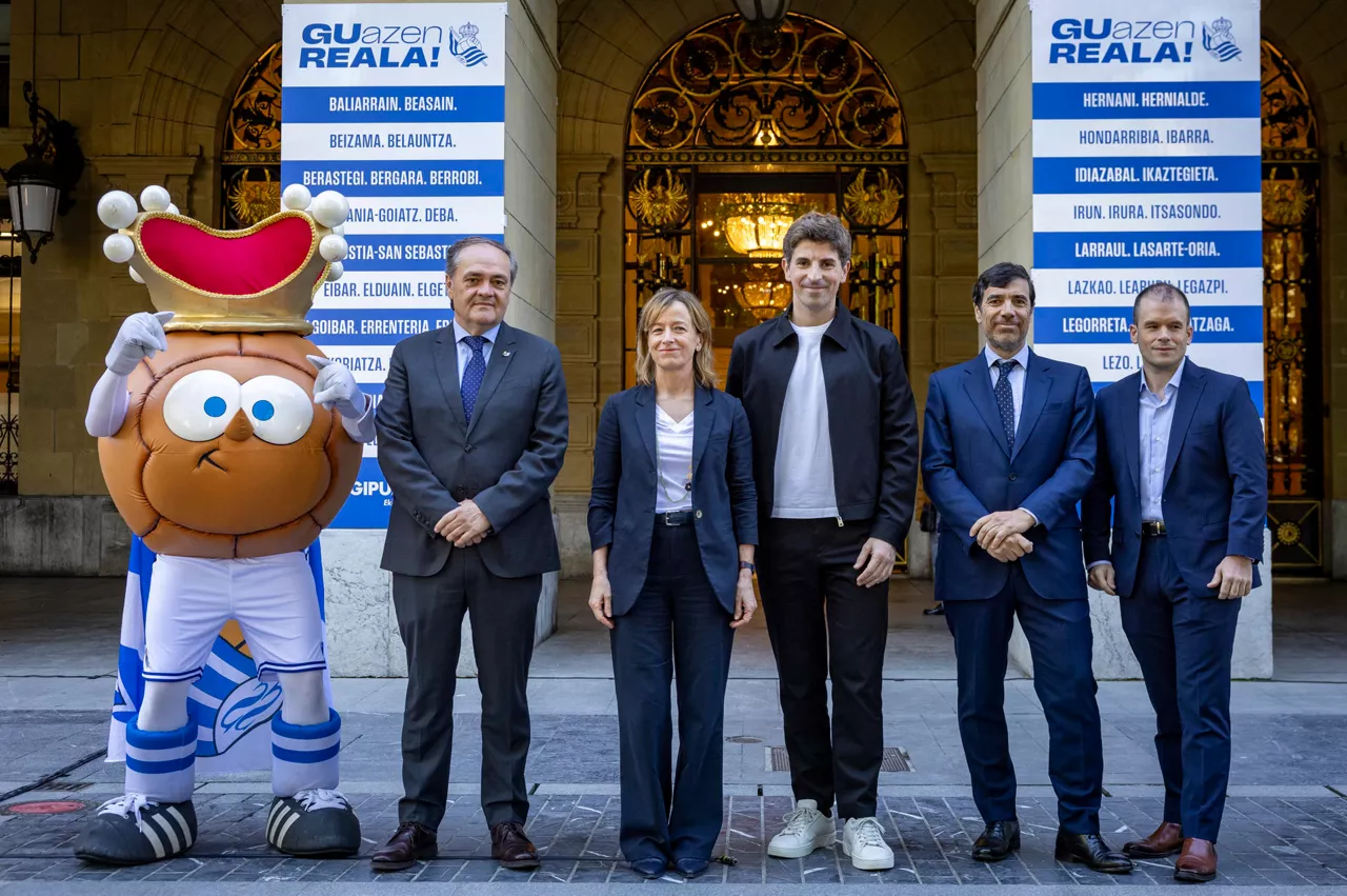 SAN SEBASTIÁN, 15/04/2026.- (i-d) Jokin Aperribay, presidente de la Real Sociedad; Eider Mendoza, la diputada general de Gipuzkoa; Jon Insausti, alcalde de San Sebastián; Anton Arriola, presidente de Kutxabank; y Joseba Urkiola, director de Deportes de EITB, han comparecido este miércoles este miércoles en los exteriores de la Diputación Foral de Gipuzkoa, en San Sebastián, con motivo de la final de la Copa del Rey que la Real Sociedad disputa el próximo sábado en Sevilla frente al Atlético de Madrid. EFE/Javier Etxezarreta
