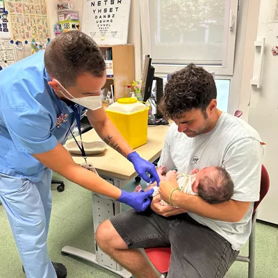 (Foto de ARCHIVO)

Un bebé recibe la vacuna contra la bronquiolitis en el centro de salud de Sopelana.



REMITIDA / HANDOUT por DEPARTAMENTO DE SALUD

Fotografía remitida a medios de comunicación exclusivamente para ilustrar la noticia a la que hace referencia la imagen, y citando la procedencia de la imagen en la firma

16/9/2025