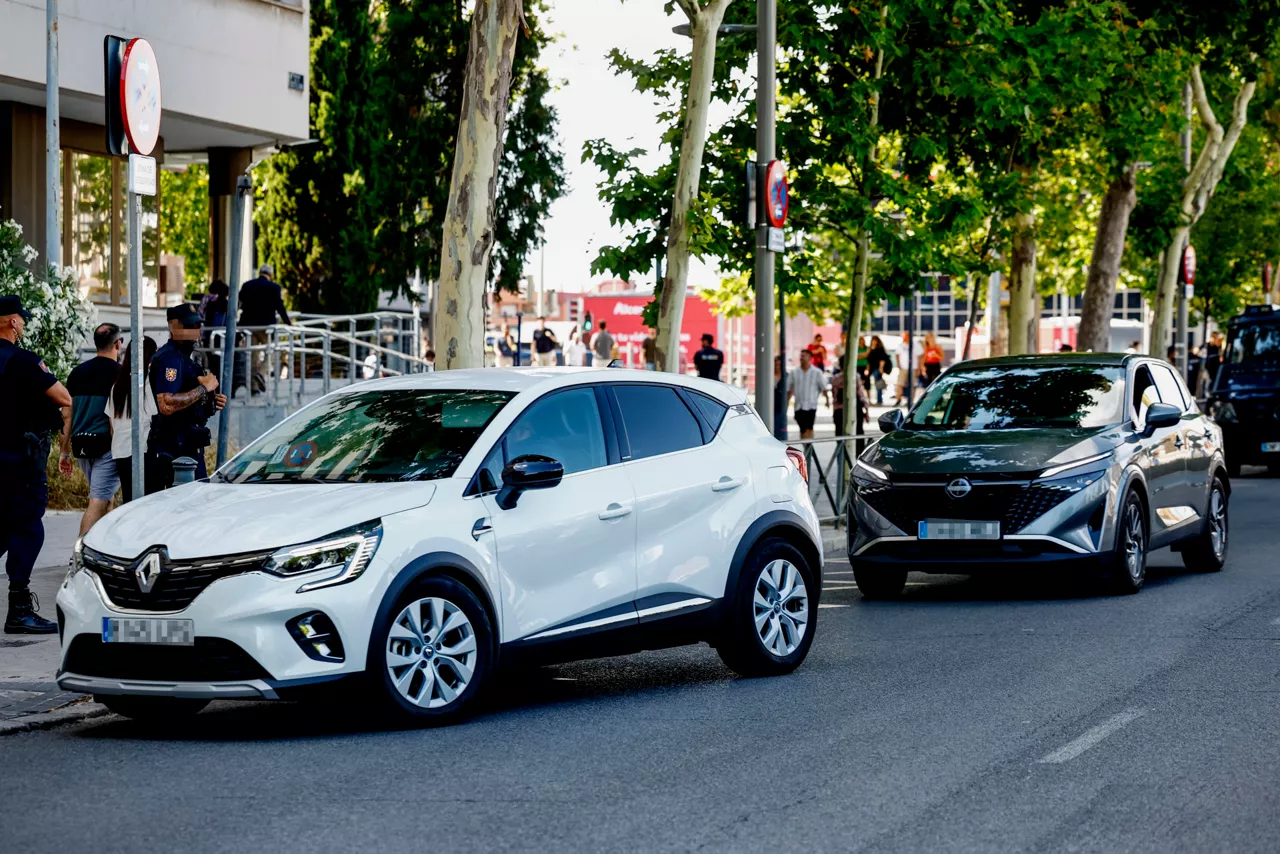 MADRID, 15/06/2026.- Dos coches acceden al garaje de los Juzgados de Plaza Castilla de Madrid este lunes. Begoña Gómez, mujer del presidente del Gobierno, está citada por el juez Juan Carlos Peinado a la audiencia preliminar, con "la obligación de comparecer", para decidir si la envía a juicio junto con su asesora, Cristina Álvarez, y el empresario Juan Carlos Barrabés. EFE/Fernando Villar
