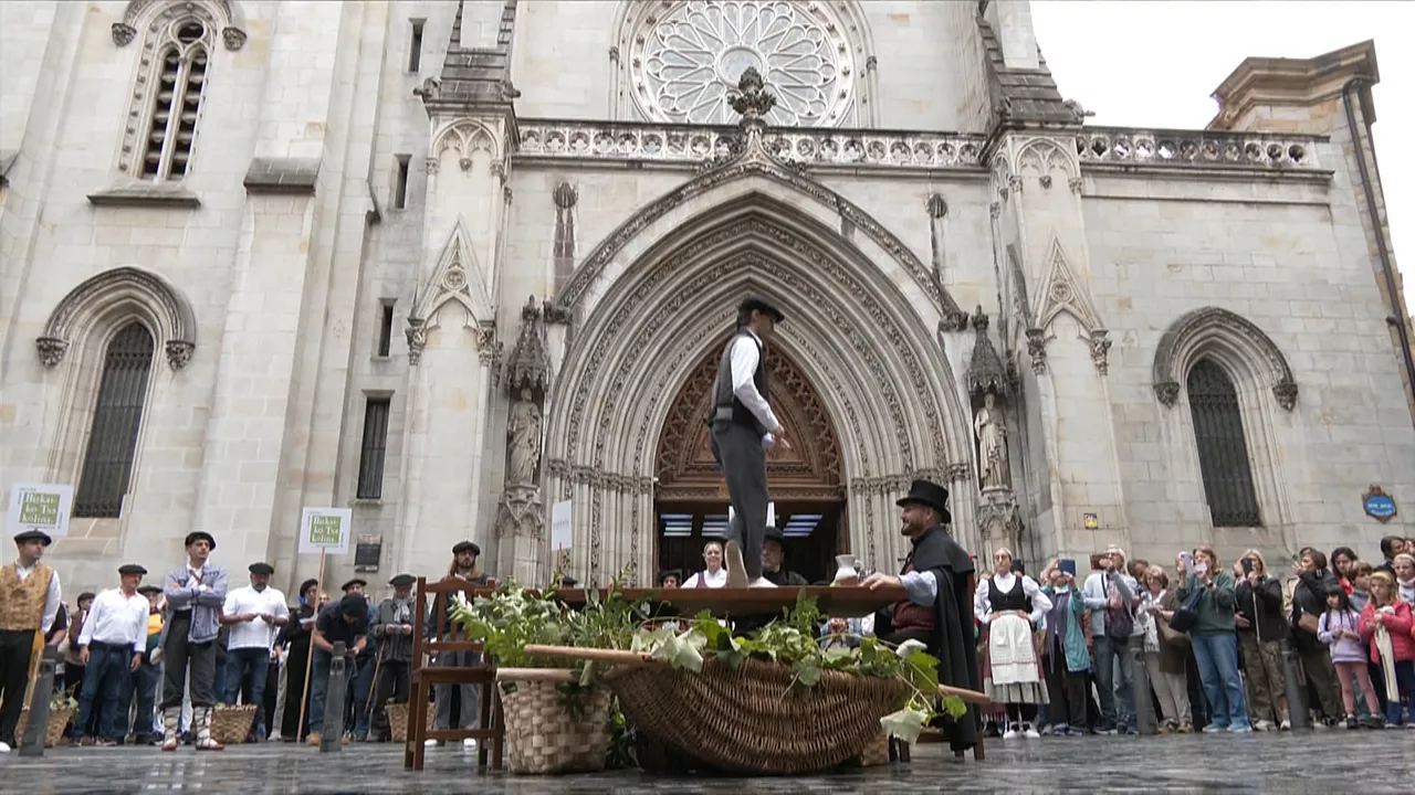 Peregrinos llegados de todos los rincones de Bizkaia celebran el Día de Nuestra Señora de Begoña
