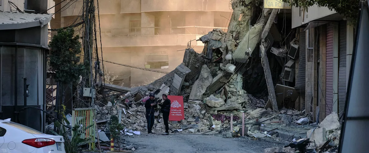 DAHYE (BEIRUT), 08/03/2026.- Destrucción de un edificio en el suburbio sur de Beirut, conocido como Dahye, tras las órdenes masivas de evacuación para barrios enteros del extrarradio que emitió el ejército israelí el pasado jueves. EFE/ Edgar Gutiérrez
