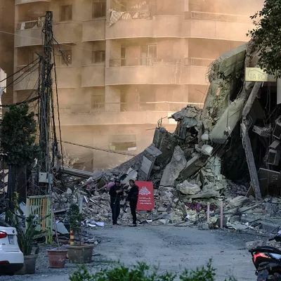 DAHYE (BEIRUT), 08/03/2026.- Destrucción de un edificio en el suburbio sur de Beirut, conocido como Dahye, tras las órdenes masivas de evacuación para barrios enteros del extrarradio que emitió el ejército israelí el pasado jueves. EFE/ Edgar Gutiérrez
