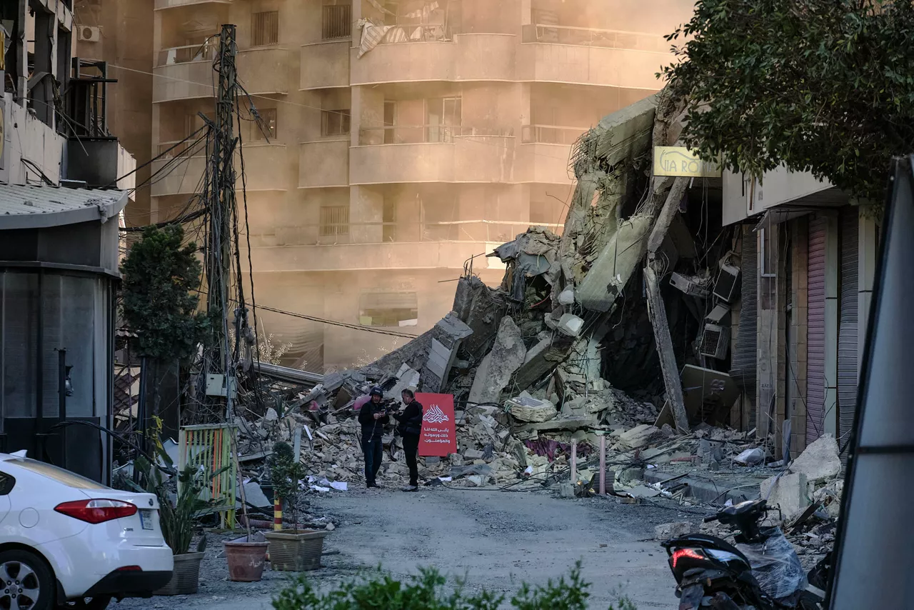 DAHYE (BEIRUT), 08/03/2026.- Destrucción de un edificio en el suburbio sur de Beirut, conocido como Dahye, tras las órdenes masivas de evacuación para barrios enteros del extrarradio que emitió el ejército israelí el pasado jueves. EFE/ Edgar Gutiérrez
