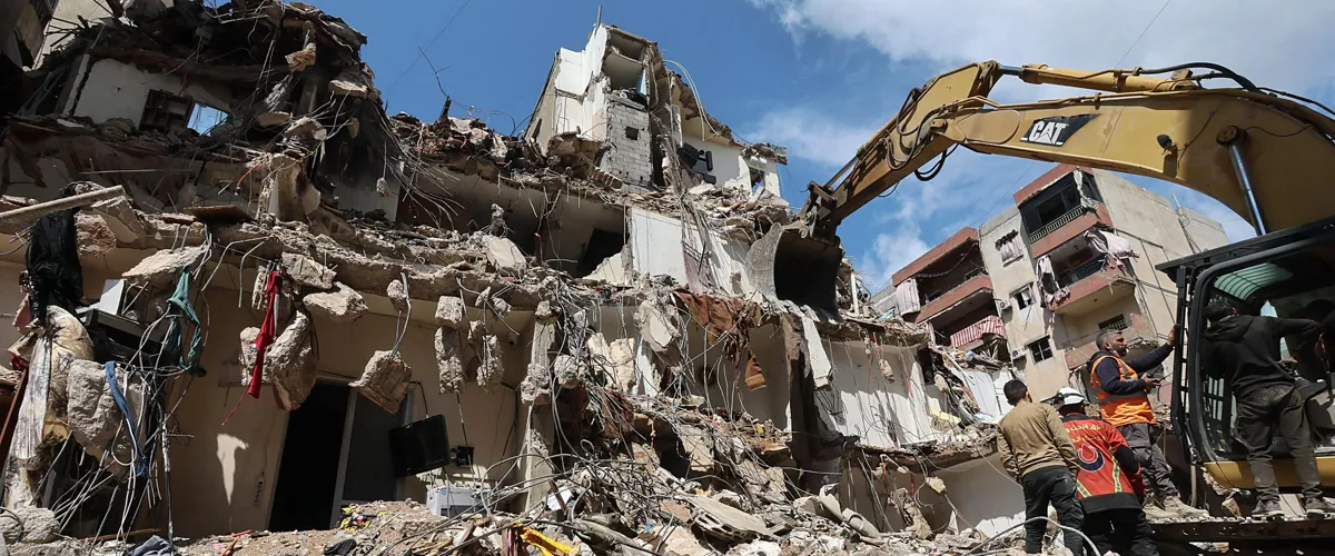 BEIRUT (Lebanon), 10/04/2026.- A bulldozer clears the rubble of a partially destroyed building targeted by an Israeli air strike, during a press tour organized by the Hezbollah media office, in the Hay el-Sellom neighborhood, the southern suburbs of Beirut, Lebanon, 10 April 2026. According to the Lebanese Ministry of Public Health, Israeli attacks across Lebanon have killed at least 1,888 people and injured more than 6,092 others since the start of renewed hostilities between Israel and Hezbollah on 02 March 2026. (Líbano, Hizbulá/Hezbolá) EFE/EPA/WAEL HAMZEH
