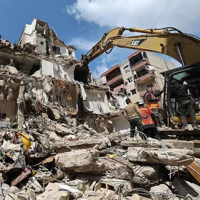 BEIRUT (Lebanon), 10/04/2026.- A bulldozer clears the rubble of a partially destroyed building targeted by an Israeli air strike, during a press tour organized by the Hezbollah media office, in the Hay el-Sellom neighborhood, the southern suburbs of Beirut, Lebanon, 10 April 2026. According to the Lebanese Ministry of Public Health, Israeli attacks across Lebanon have killed at least 1,888 people and injured more than 6,092 others since the start of renewed hostilities between Israel and Hezbollah on 02 March 2026. (Líbano, Hizbulá/Hezbolá) EFE/EPA/WAEL HAMZEH
