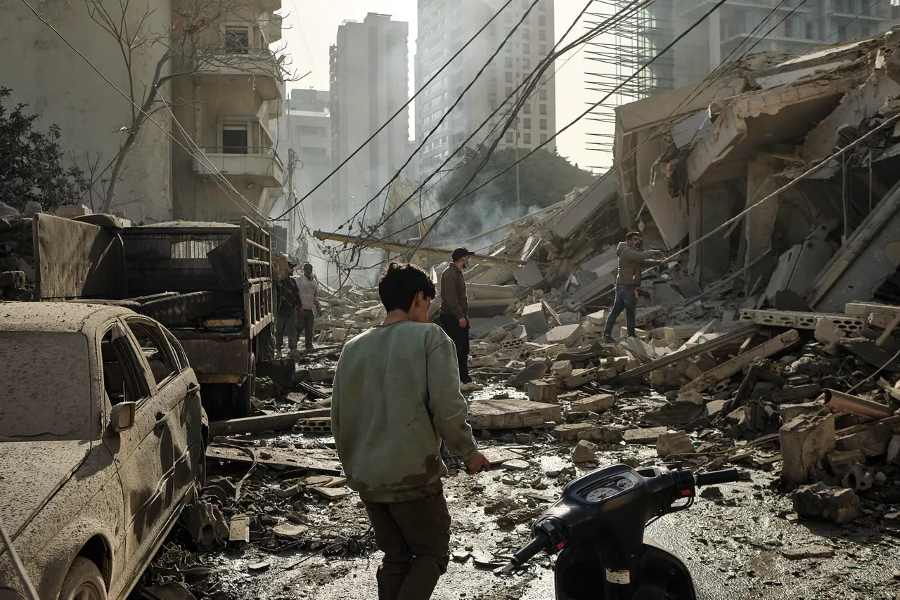 BEIRUT (LÍBANO), 18/03/2026.- Vista e los destrozos causados en el centro de Beirut tras un bombardeo por parte de Israel poco después de que el ejército emitiera una orden de evacuación para el lugar. Al menos seis personas murieron y otras 24 resultaron heridas este miércoles en dos bombardeos israelíes contra edificios en Beirut, lo que eleva a siete el número de ataques ocurridos dentro de la capital desde el inicio de las hostilidades hace más de dos semanas. EFE / Edgar Gutiérrez
