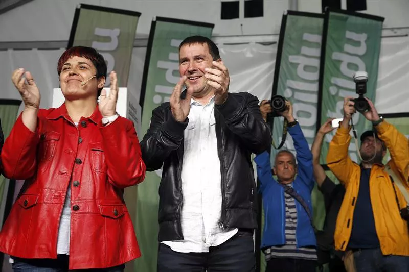 Marian Beitialarrangoitia y Arnaldo Otegi (EH Bildu). EFE