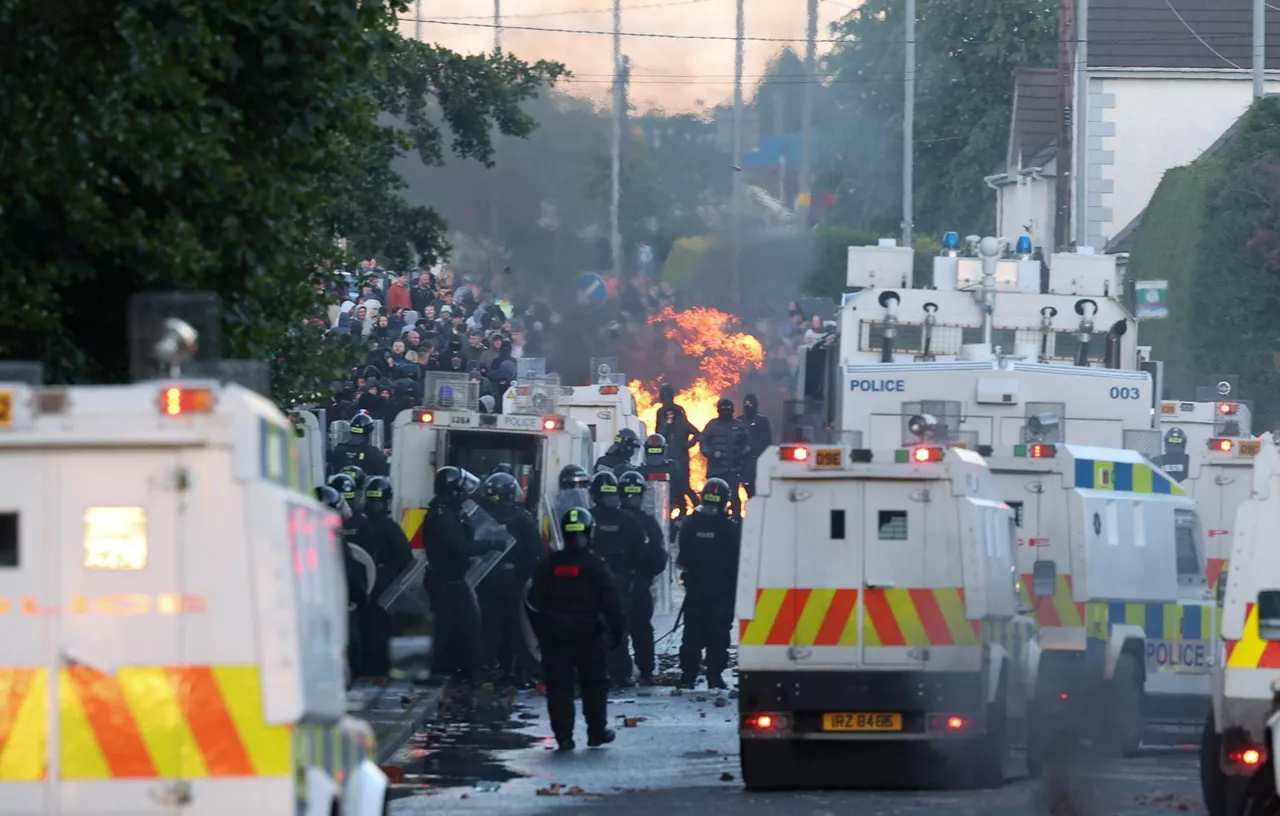 Belfast Irlanda del Norte manifestantes policía