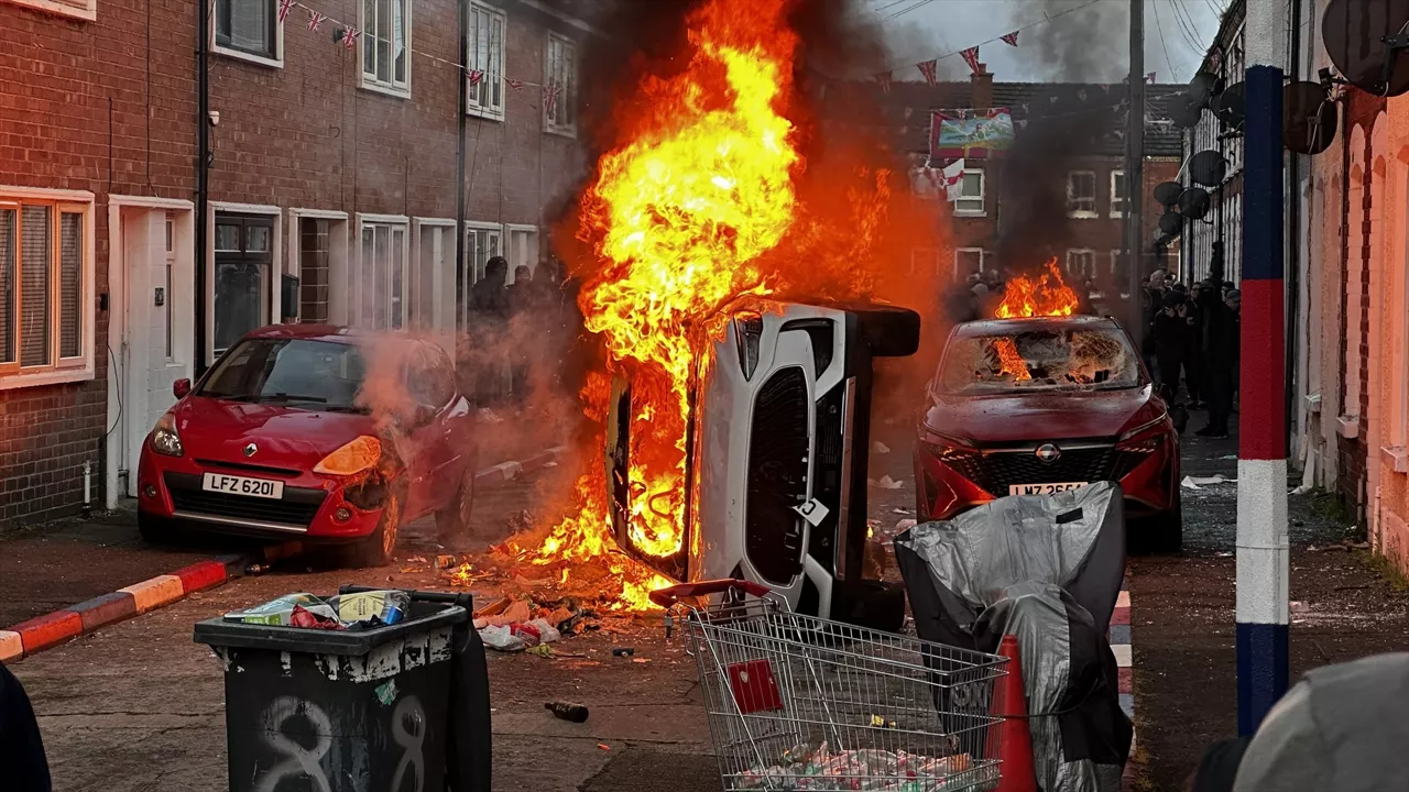 09 June 2026, United Kingdom, Belfast: Vehicles set on fire by protesters on Lendrick Street in Belfast, as disorder flared in response to Monday night's stabbing attack in the city. Photo: -/PA Wire/dpa



09/6/2026 ONLY FOR USE IN SPAIN