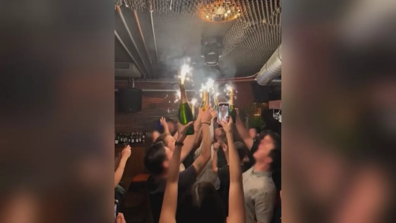 Bengala dentro del bar incendiado en Suiza