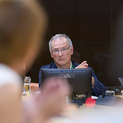 VITORIA (ESPAÑA), 22/06/2026.- El rector de la Universidad del País Vasco, Joxerramón Bengoetxea escucha la pregunta de la parlamentaria popular, Muriel Larrea en la comisión del Parlamento Vasco para ofrecer explicaciones por las notas de cero en literatura, euskera en algunos examenes en algunos tribunales vizcainos de la EVAU. EFE/ Adrian Ruiz Hierro
