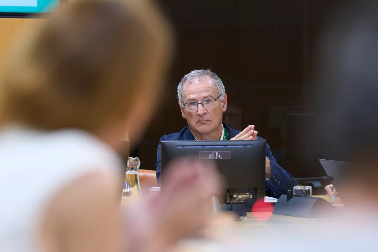 VITORIA (ESPAÑA), 22/06/2026.- El rector de la Universidad del País Vasco, Joxerramón Bengoetxea escucha la pregunta de la parlamentaria popular, Muriel Larrea en la comisión del Parlamento Vasco para ofrecer explicaciones por las notas de cero en literatura, euskera en algunos examenes en algunos tribunales vizcainos de la EVAU. EFE/ Adrian Ruiz Hierro
