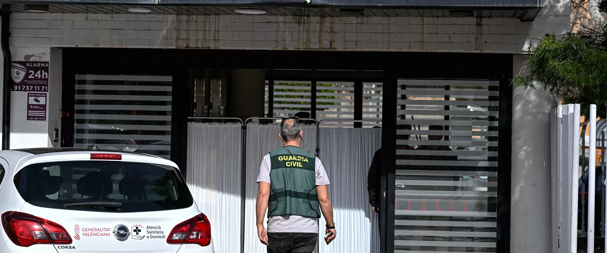 GRAFCVA2150. BENICÀSSIM (CASTELLÓN), 16/02/2026.- La mujer de 64 años apuñalada este lunes por su expareja, un hombre de 70 que ha sido ya detenido, en un centro de salud de Benicàssim (Castellón) donde ella trabajaba de enfermera ha fallecido. En la imagen un agente de la Guardia Civil en la entrada del centro donde se han producido los hechos. EFE/Andreu Esteban
