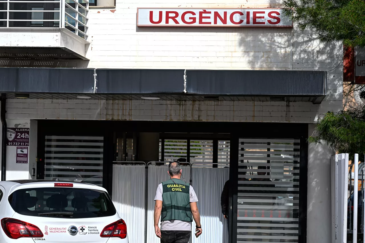 GRAFCVA2150. BENICÀSSIM (CASTELLÓN), 16/02/2026.- La mujer de 64 años apuñalada este lunes por su expareja, un hombre de 70 que ha sido ya detenido, en un centro de salud de Benicàssim (Castellón) donde ella trabajaba de enfermera ha fallecido. En la imagen un agente de la Guardia Civil en la entrada del centro donde se han producido los hechos. EFE/Andreu Esteban
