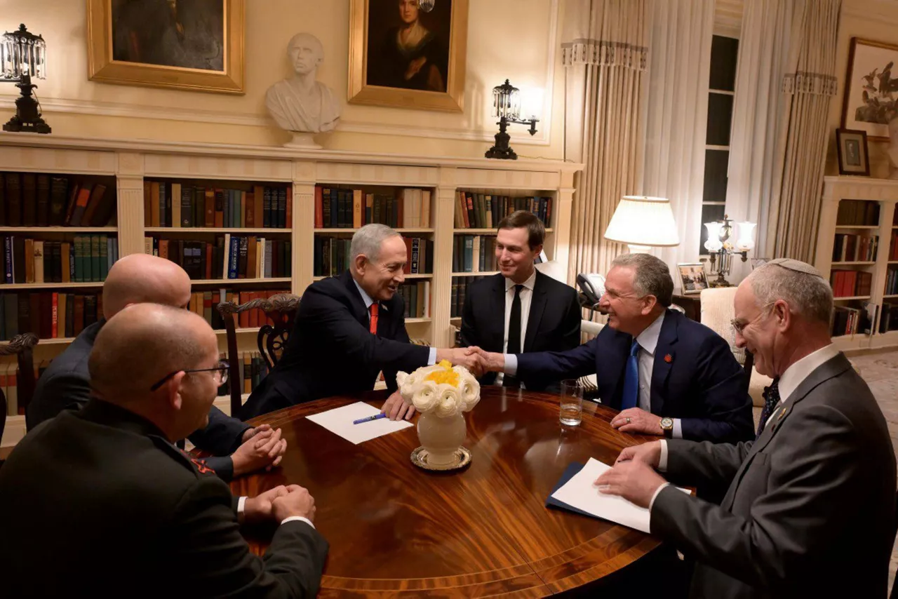 Fotografía divulgada por la Oficina de Prensa del Gobierno de Israel en Telegram que muestra al primer ministro de Israel, Benjamin Netanyahu (c), reunido con los representantes estadounidenses Steve Wittkof (2-d) y Jared Kushner (3-d) este martes, en Washington (Estados Unidos). 