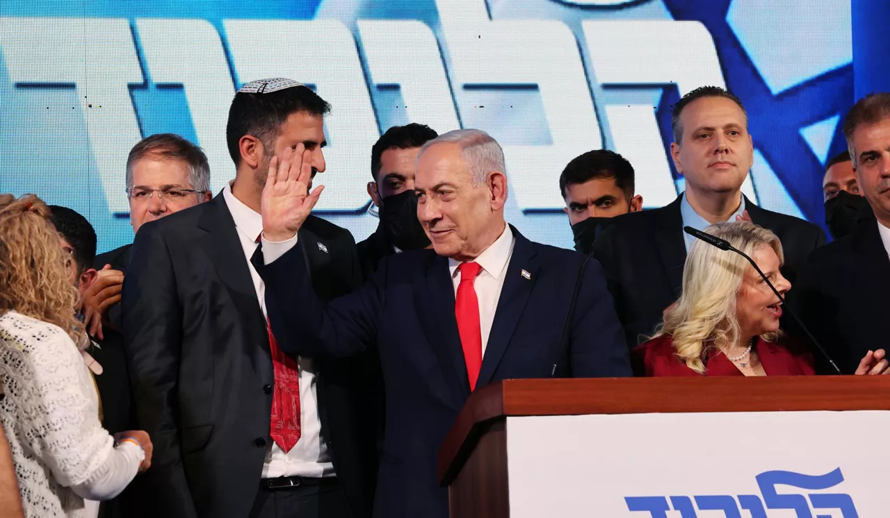 Jerusalem (-), 28/10/2026.- Israeli Prime Minister Benjamin Netanyahu (C) getures while addressing supporters during a Likud party election event in Jerusalem, 28 October 2026. Israelis headed to the polls in the first nationwide 26th Knesset (legislative) elections since the Hamas-led 07 October 2023 attack. (Elecciones, Jerusalén) EFE/EPA/ABIR SULTAN
